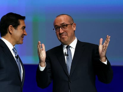 Carlos Torres (izquierda), presidente del BBVA, junto a Onur Genç, consejero delegado del grupo, este viernes durante la junta general de accionistas de la entidad, en Bilbao.