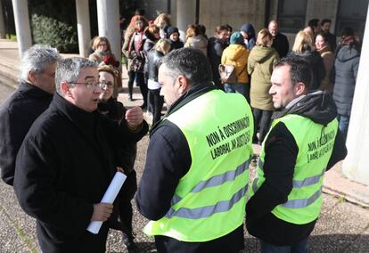 Concentración de protesta este miércoles en los juzgados de Santiago.