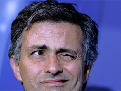 Mourinho, durante su etapa en el Chelsea, hace muecas durante una conferencia de prensa en Stamford Bridge
