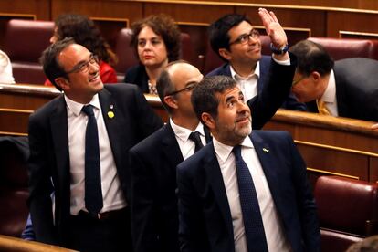 De izquierda a derecha: Josep Rull, Jordi Turull y Jordi Sànchez, diputados de JxCat en prisión preventiva, en su escaño del Congreso de los Diputados.