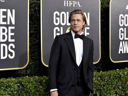 Brad Pitt posando en la alfombra roja de los Globos de Oro celebrados a principios de enero.