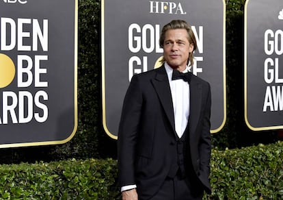 Brad Pitt posando en la alfombra roja de los Globos de Oro celebrados a principios de enero.