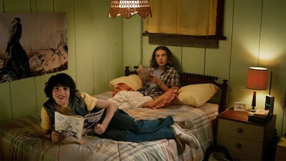 Finn Wolfhard y Millie Bobby Brown en una escena de la tercera temporada de 'Stranger things'.