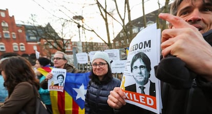 Several people protest in front of Neumünster prison.