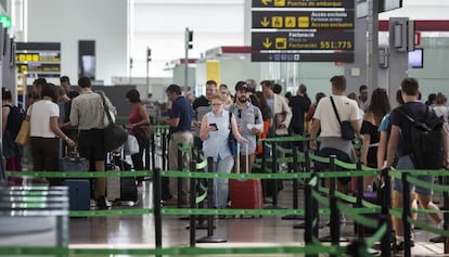 Colas para pasar los controles de seguridad en El Prat este verano.