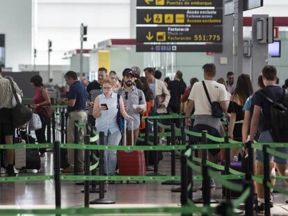 Cues per passar els controls de seguretat al Prat aquest estiu.