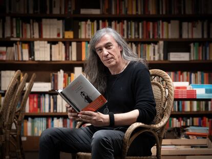 Gerard Quintana durant la presentació de la novel·la 'La puresa de l'engany', a la llibreria Ona de Barcelona.