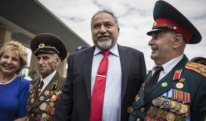 El exministro de Defensa, Avigdor Lieberman, con veteranos de guerra rusos en 2018 en Jerusalén.