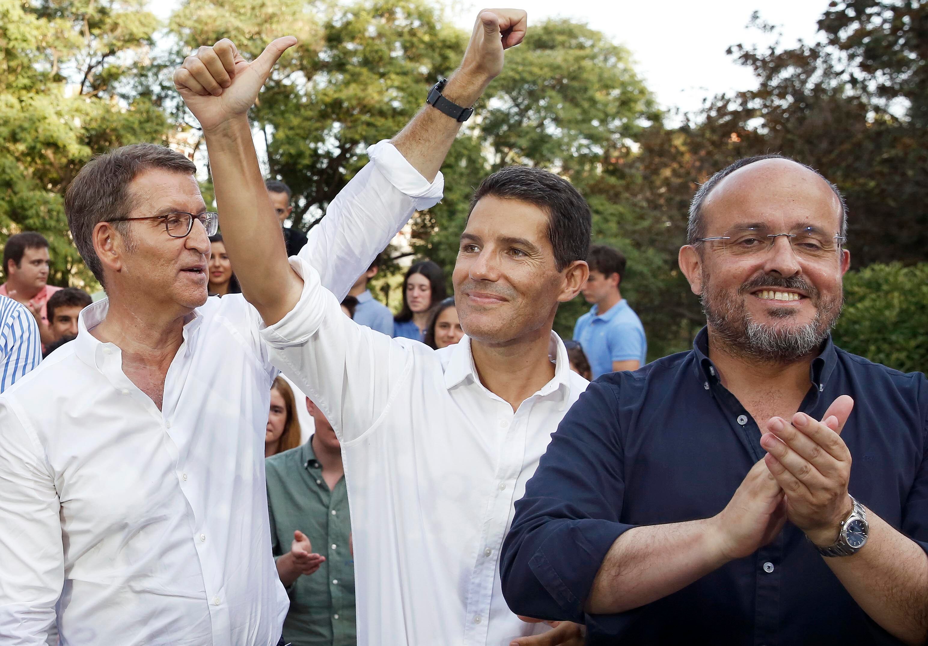 Feijóo, el ya diputado Nacho Martín y el presidente del PP en Cataluña, Alejandro Fernández, durante un acto electoral en Barcelona, el 17 de julio.