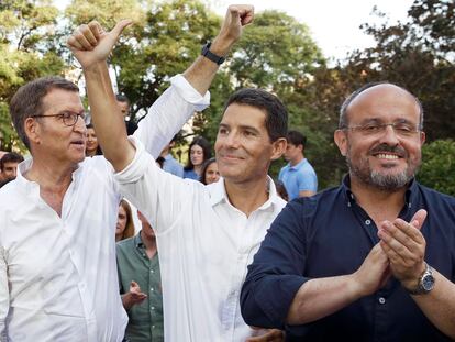El líder del PP, Alberto Núñez Feijóo (a la izquierda), el número uno al Congreso del PP por Barcelona, Nacho Martín (centro), y el presidente del PP en Cataluña, Alejandro Fernández, durante un acto de campaña del 23-J celebrado en Barcelona.
