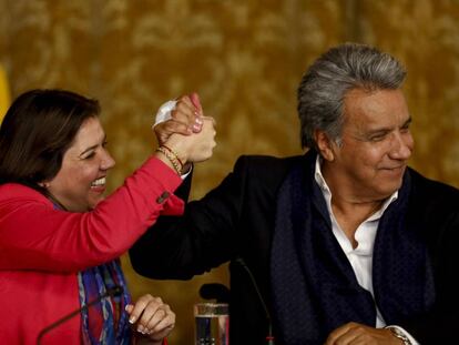 O presidente do Equador, Lenín Moreno, com sua vice, María Alejandra Vicuña, após o anúncio dos resultados da consulta.