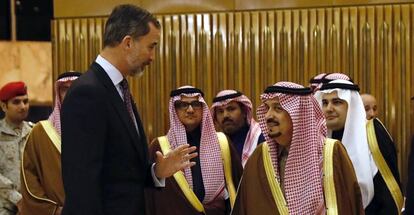 Felipe VI y el príncipe Faisal bin Bandar, en una visita a Arabia Saudí en enero de 2017.