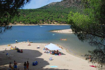 La playa Virgen de la Nueva, en el pantano de San Juan de Madrid.