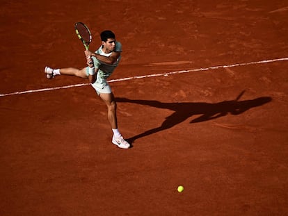 Carlos Alcaraz durante la semifinal de Roland Garros ante Novak Djokovic, en París el pasado viernes.