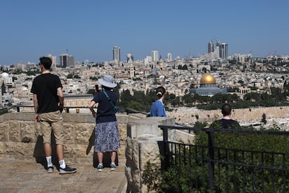 Varias personas observan la Cúpula de la Roca en el complejo de Al Aqsa, en la Ciudad Vieja de Jerusalén, este viernes. Las autoridades israelíes han pedido que se limiten los movimientos ante la amenaza de un ataque iraní en respuesta a la operación militar contra su programa nuclear.