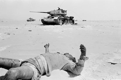 Un soldado egipcio muerto y un tanque destrozado, en el desierto del Sinaí, el 6 de junio de 1967. 