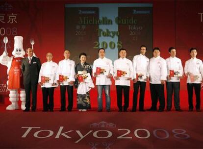 Los <i>chefs</i> de Tokio que tienen tres estrellas Michelin, durante la presentación de la guía el pasado noviembre.