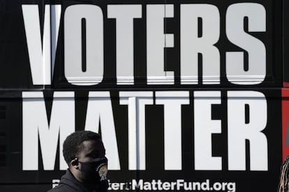 Un hombre con una máscara se reúne con un grupo de apoyo a Black Voters Matter (Los votantes negros importan), en el centro de votación del Centro Cívico de Graham, en Nueva York. Parece que la cuestión racial ha sido decisiva en las últimas citas electorales. En 2016, Trump utilizó sus argumentos contra los inmigrantes invasores, como herramienta de campaña y ahora el movimiento Black Lives Matter podría movilizar a parte del electorado en su contra.