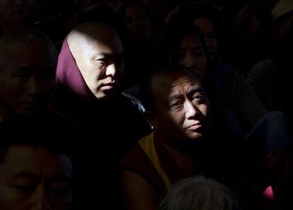 Monjes budistas tibetanos escuchan al Dalai Lama durante una conferencia en Dharmsala (India).