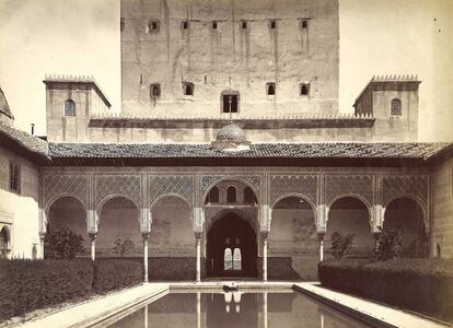 El patio de los Arrayanes, uno de los lugares más bellos de la Alhambra, fotografiado por el francés, un profesional que siempre intentó estar a la cabeza en avances tecnológicos.