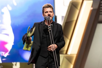 El músico Coque Malla recibe el Ondas de Música A la trayectoria, durante la gala de los Premios Ondas 2023, este miércoles en el Gran Teatre del Liceu de Barcelona.