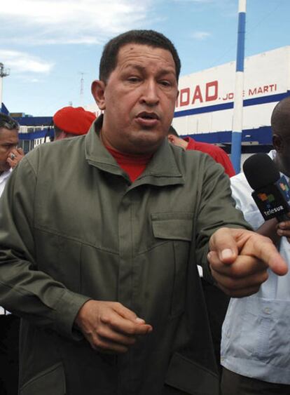El presidente venezolano, Hugo Chávez, a su llegado hoy al aeropuerto de La Habana para reunirse con los hermanos Castro