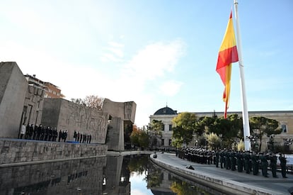 Batet ha estado acompañada por el jefe del Estado Mayor de la Defensa (Jemad), el almirante general Teodoro López Calderón; los jefes del Estado Mayor del Ejército, Amador Enseñat; de la Armada, Antonio Martorell; del Aire, Javier Salto; la directora general de la Guardia Civil, María Gámez, y el director adjunto operativo de este cuerpo, Pablo Salas.