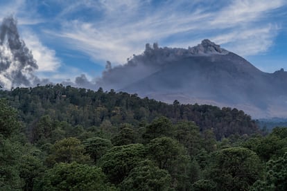 Cae la tarde del 27 de marzo de 2024 y la ceniza comienza a ser expulsada por el Popocatépetl, cuyo nombre significa montaña que humea o montaña que lanza humo en lengua náhuatl.  