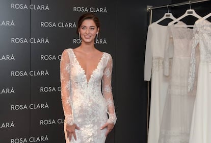 Mariana Downing con un modelo de Rosa Clará.