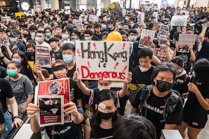 Miles de manifestantes ocupan la sala de llegadas del aeropuerto internacional de Hong Kong, el 12 de agosto de 2019.