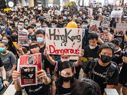 Miles de manifestantes ocupan la sala de llegadas del aeropuerto internacional de Hong Kong, el 12 de agosto de 2019.