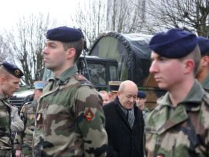 El ministro de Defensa franc&eacute;s, Jean-Yves Le Drian, visita a las tropas en la base de Vannes, el martes.