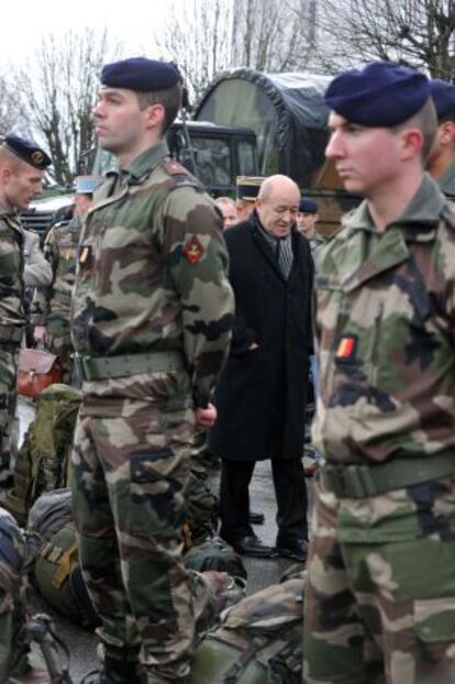 El ministro de Defensa franc&eacute;s, Jean-Yves Le Drian, visita a las tropas en la base de Vannes, el martes.