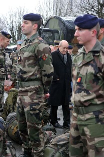 El ministro de Defensa francés, Jean-Yves Le Drian, visita a las tropas en la base de Vannes, el martes.