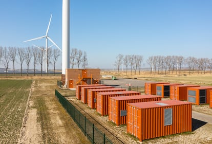 Varias baterías, junto a un parque eólico y solar en Países Bajos.