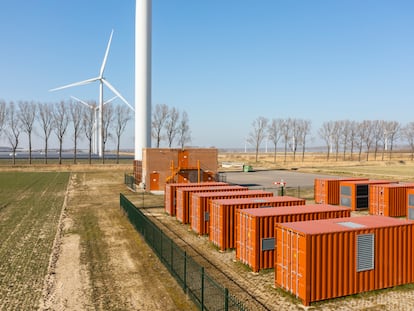 Varias baterías, junto a un parque eólico y solar en Países Bajos.