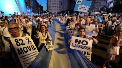 Un grupo de jubilados porta lemas contra la corrupción en Buenos Aires durante la marcha convocada por el 8N.