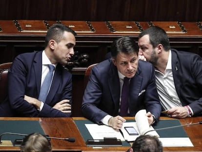 El primer ministro italiano, Giuseppe Conte, flanqueado por los dos viceprimer ministros, Luigi Di Maio (i) y Matteo Salvini.