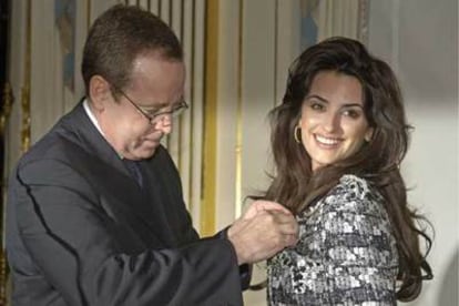 El ministro de Asuntos Exteriores de Francia, Renaud Donnedieu de Vabres, impone a Penélope Cruz las insignias de la Orden de las Artes y las Letras.