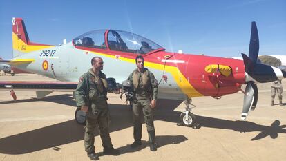 Dos miembros del Ejército del Aire español ante a un avión Pilatus PC-21, los nuevos cazas que usará la Academia General del Aire para entrenar a sus pilotos, en San Javier (Murcia).