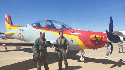 Dos miembros del Ejército del Aire español ante a un avión Pilatus PC-21, los nuevos cazas que usará la Academia General del Aire para entrenar a sus pilotos, en San Javier (Murcia).