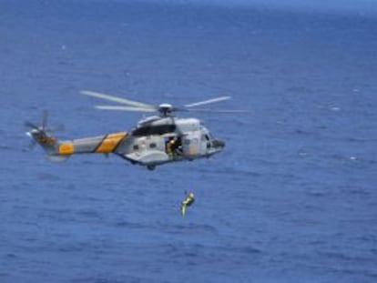 Fotografia d'arxiu de l'helicòpter Super Puma del Servei de Recerca i Salvament.