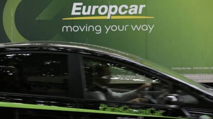 Un conductor pasa junto a un cartel de Europcar en París.