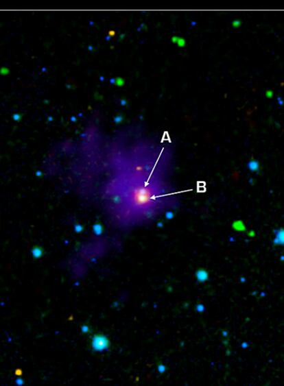 Imagen de las dos enanas marrones muy jóvenes (en rojo) en sus primeros momentos de formación. La imagen se puede encontrar en diferentes formatos y resoluciones <a href="http://spitzer.caltech.edu/images/2838-ssc2009-21a-Twin-Brown-Dwarfs-Wrapped-in-a-Blanket" target="_blank">en esta <i>web.</i></a>