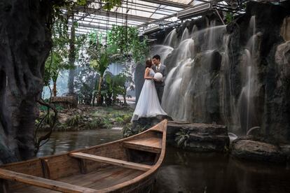 Una pareja posa para una fotografía de preboda en el estudio 27 Rome Brand, el 20 de septiembre de 2018, en Pekín (China).