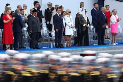 El presidente francés, Emmanuel Macron, su esposa Brigitte, el presidente de Indonesia, Prabowo Subianto, el emir de Kuwait, Sheikh Mishal Al-Ahmad Al-Jaber Al-Sabah y miembros del Gobierno francés, asisten al desfile anual por la toma de la Bastilla en París.