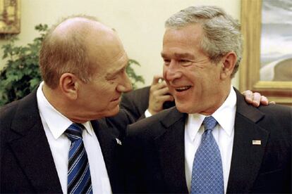 George W. Bush recibe a Ehud Olmert en la Casa Blanca.