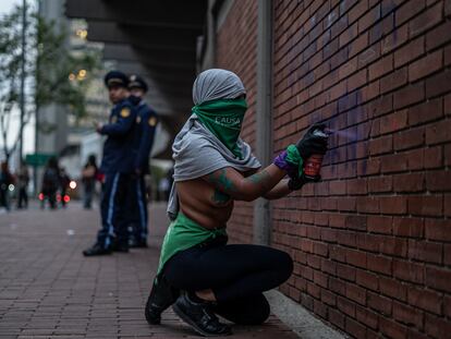 Una manifestante en el Día de acción global por el acceso al aborto, el 28 de septiembre de 2022, en Bogotá.