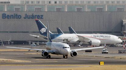 Un B-787 y un B-737 de Aeroméxico, en el aeropuerto de la Ciudad de México.