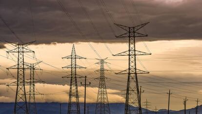 Torres de transmisión eléctrica cerca de Figueres, en Cataluña, que forman parte de la red de interconexión con Francia.